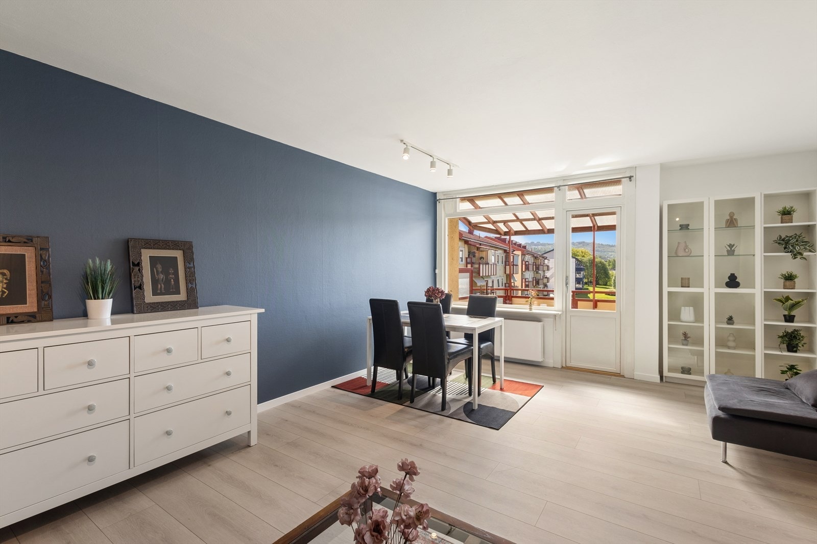Stuen har plass til både sofagruppe og spisebord. Galleribilde
