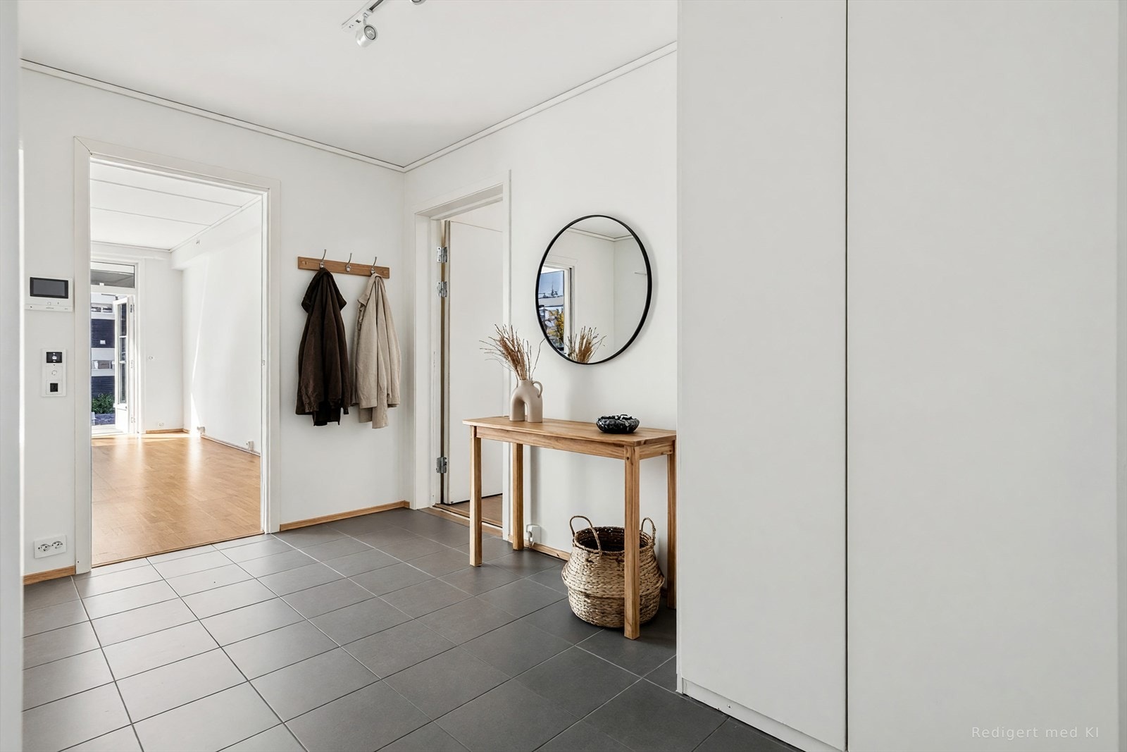 Velkommen inn til en innbydende og flislagt entré. Boligen har radiator varme og ventilasjonssystem. (vi gjør oppmerksom på at bildet er digitalt møblert og at feil kan forekomme). Galleribilde