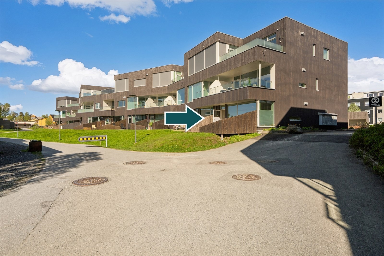 Endeleilighet med fin beliggenhet på første plan med stor terrasse og gode solforhold. Galleribilde