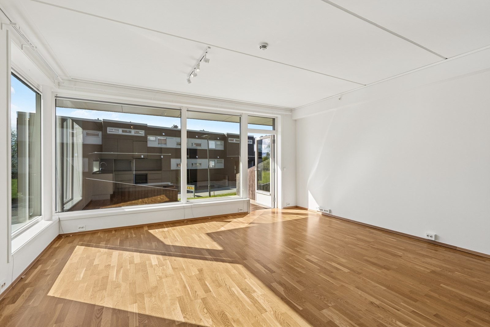 Store vindusflater som slipper inn rikelig med naturlig lys. Galleribilde