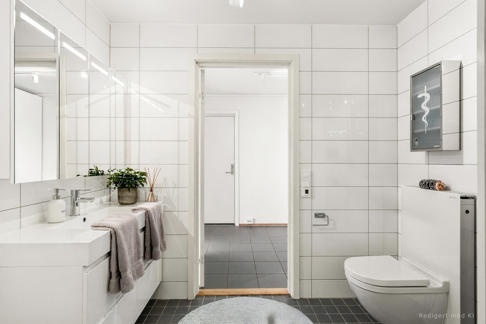 Badet har stilren utførelse med fliser på gulv og vegger. (vi gjør oppmerksom på at bildet er digitalt møblert og at feil kan forekomme). Galleribilde