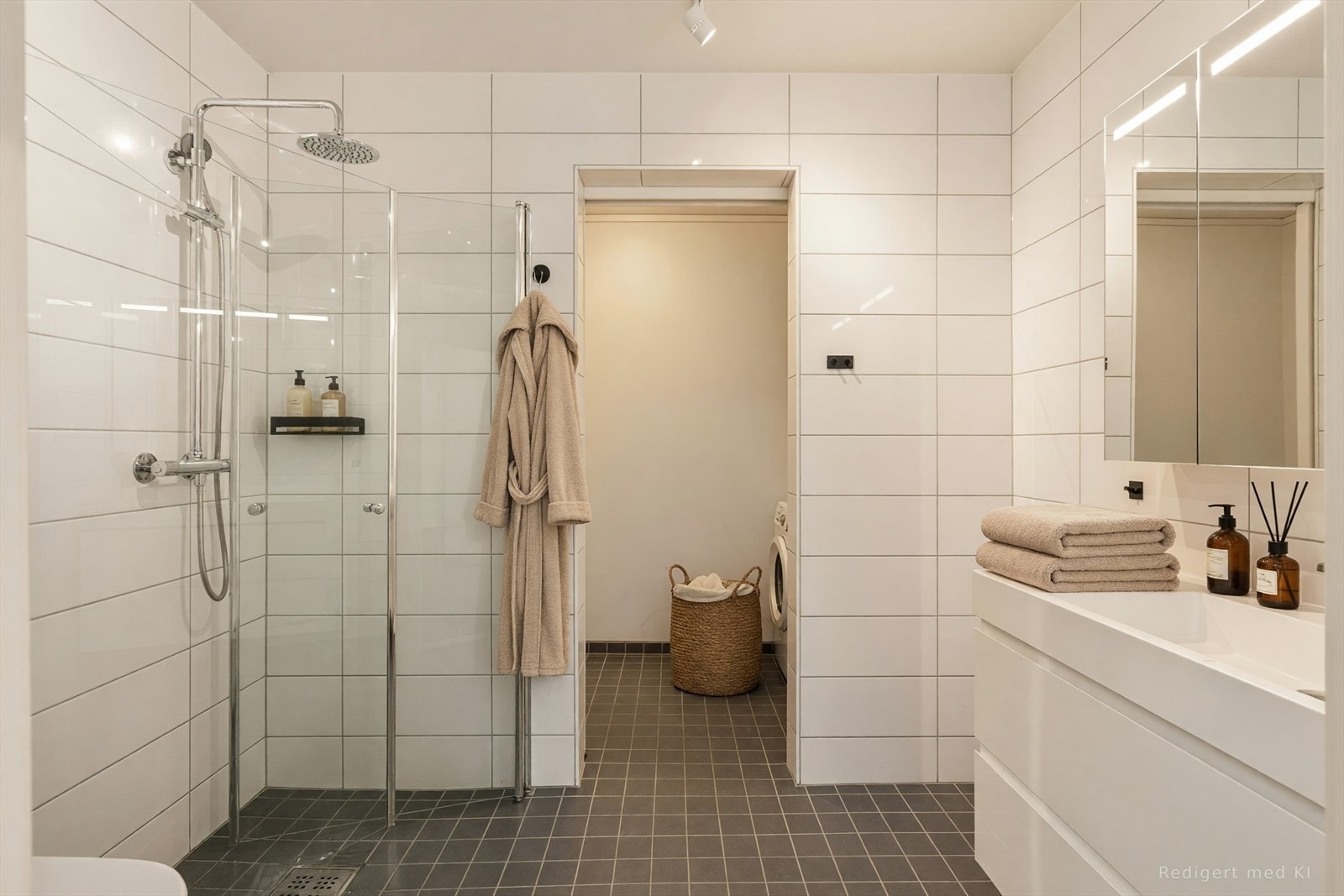 Like innenfor badet, bak en skyvedør, er det et praktisk vaskerom. Galleribilde