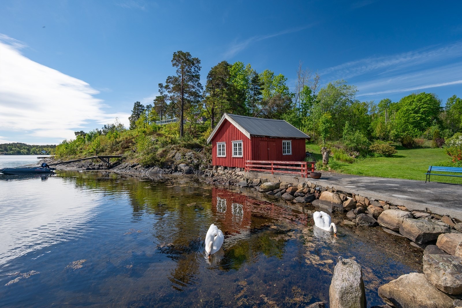 Den idylliske eiendommen ligger skjermet og privat til med utsikt over sjøen. Galleribilde