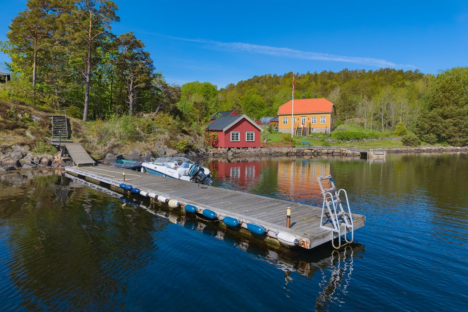 Med egen brygge ligger alt til rette for et aktivt båtliv. Galleribilde