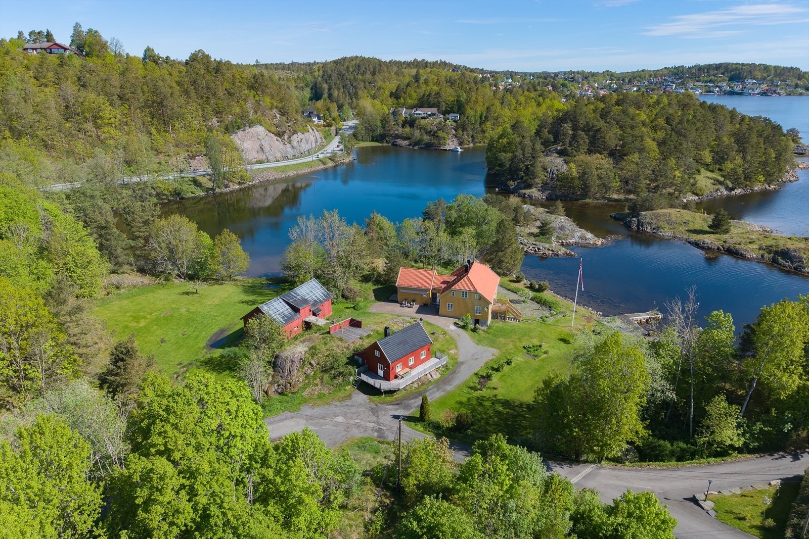 Småbruket Trollnes ligger naturskjønt til i Arendal kommune. Galleribilde