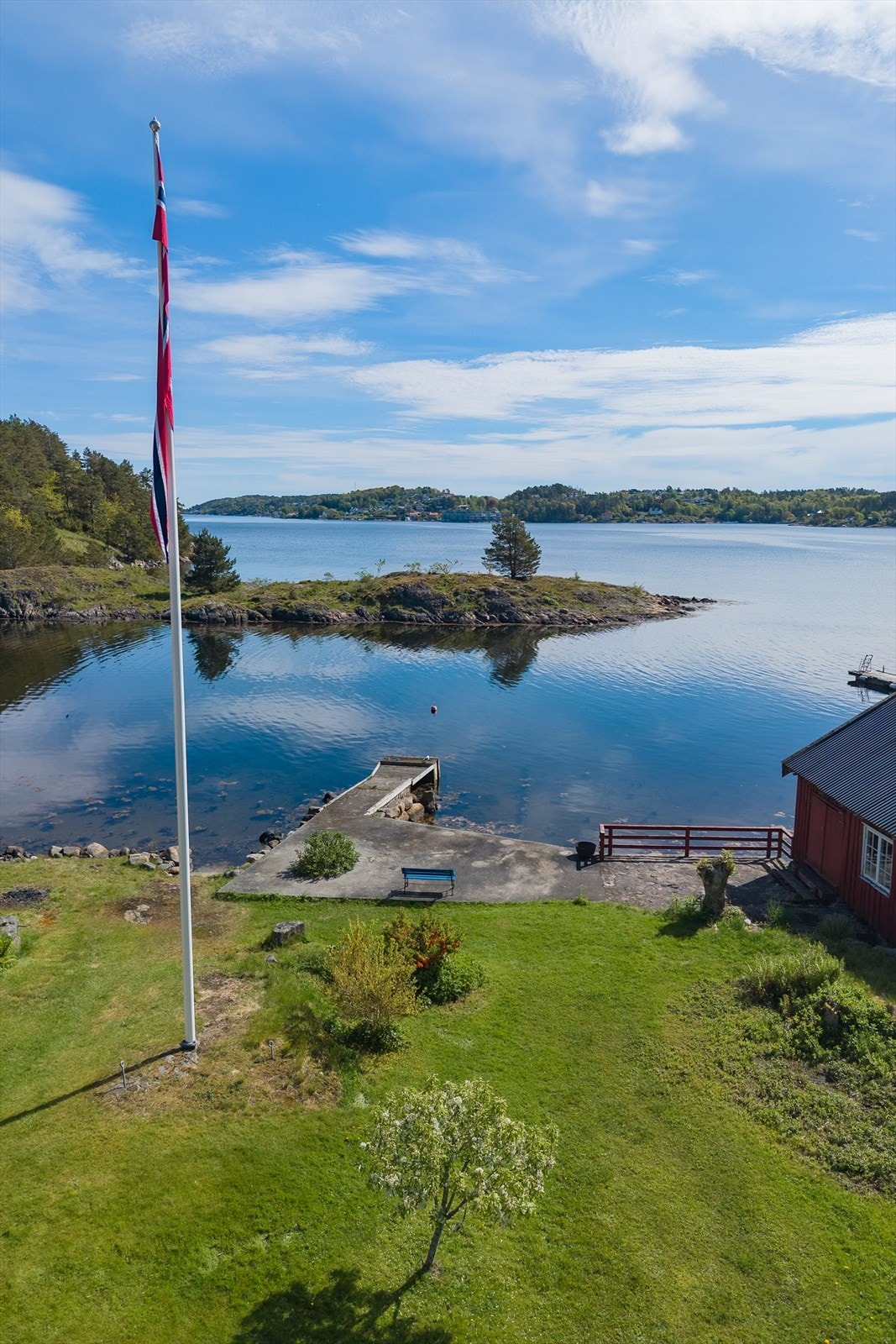 Eiendommen har en stor og velstelt hage. Galleribilde