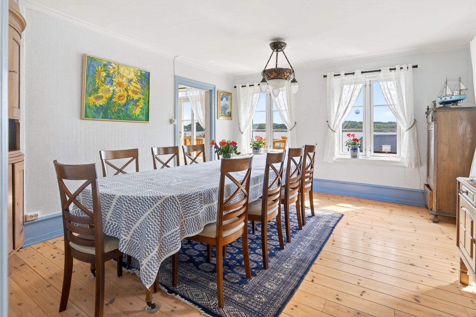 Eiendommen har to stuer, hvorav den ene egner seg godt som spisestue med plass til langbord. Galleribilde