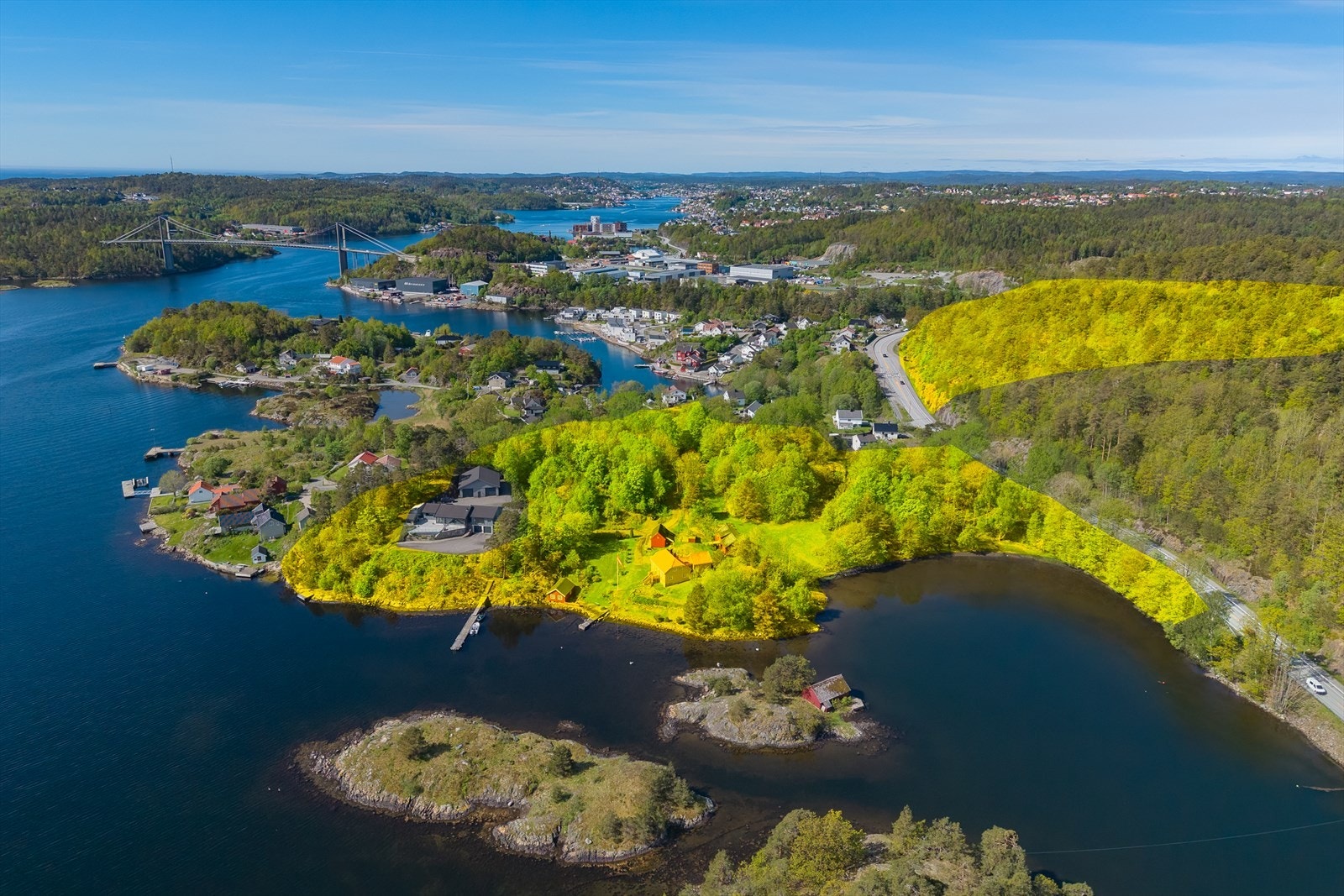 Eiendommen er meget romslig og har lang kystlinje. Her er omtrentlige grenselinjer ekstra opplyst og markert.
Flott badebrygge med dypt vann ytterst, i tillegg til bryggeanleggene lenger inn. Galleribilde