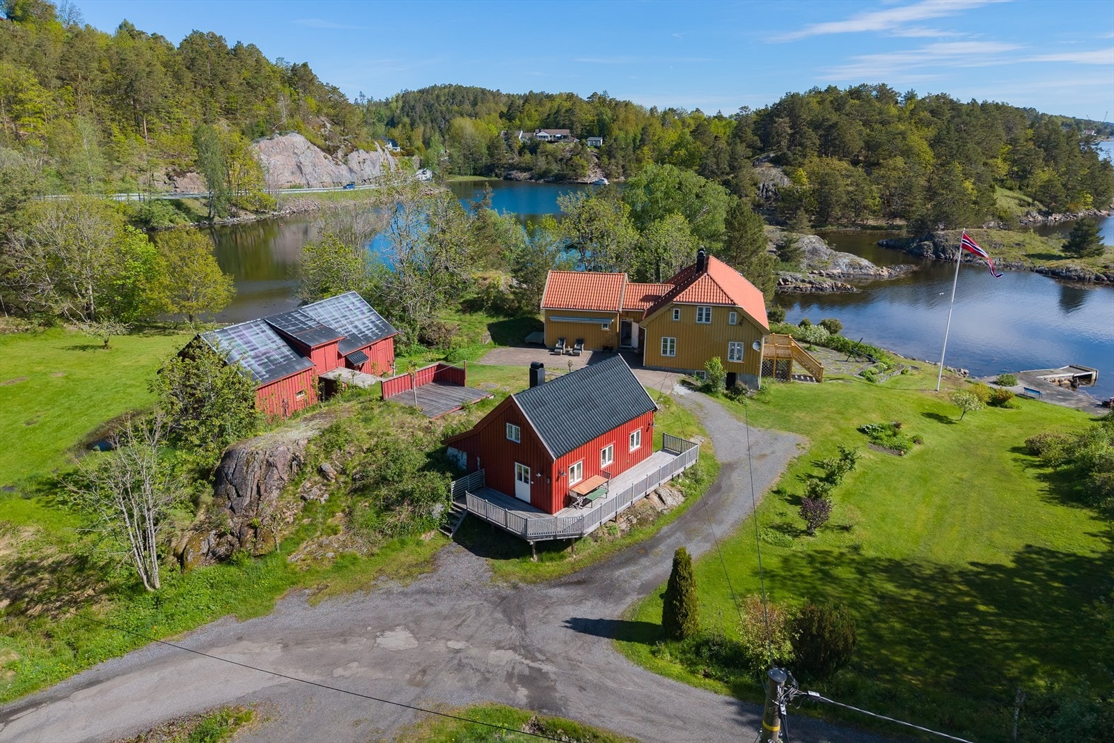 Dette er et særpreget småbruk på 121 mål med hovedhus, gjestehus, låve og sjøbu. Galleribilde