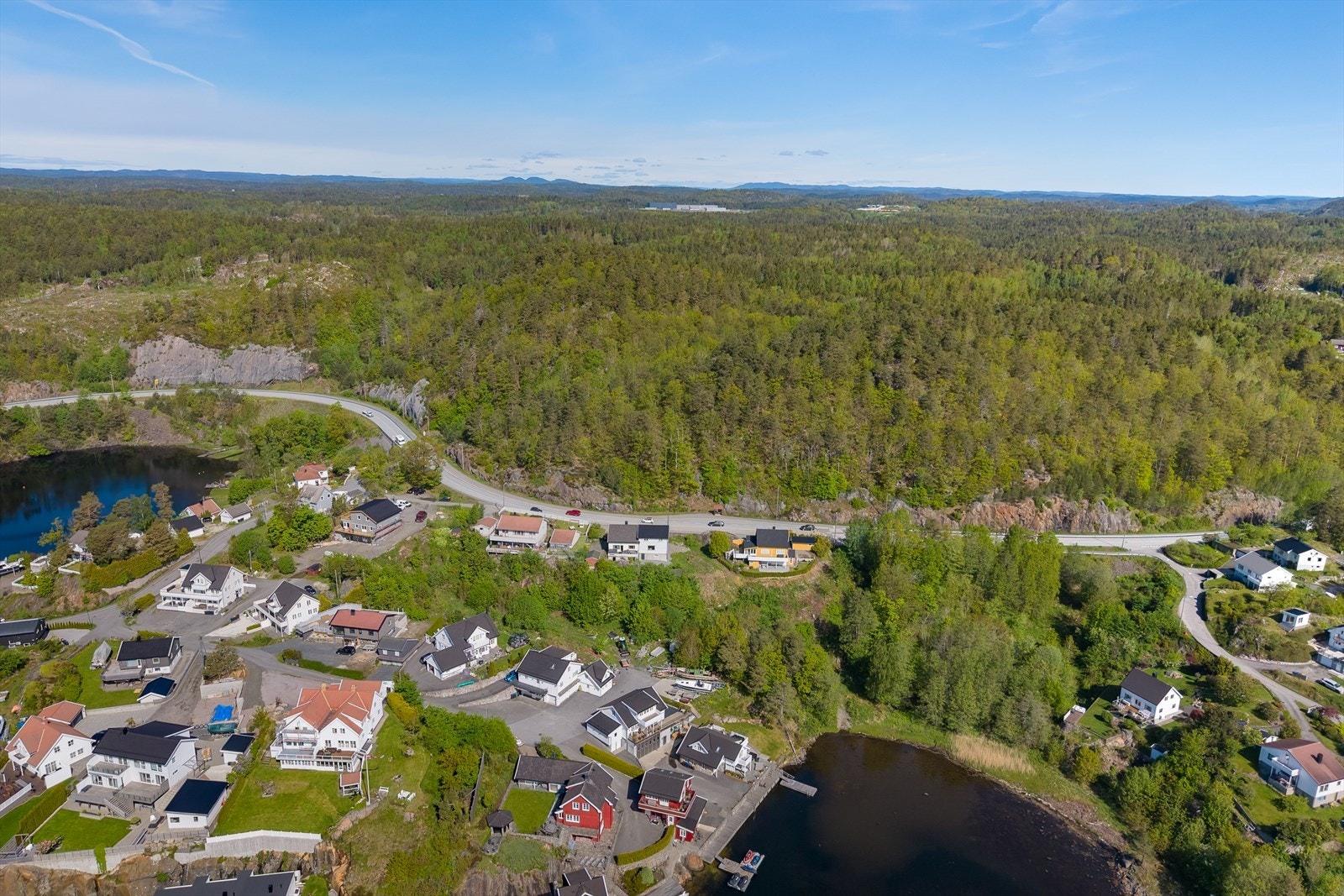 Store deler av den andre teigen på 88 mål befinner seg på andre siden av veien Galleribilde