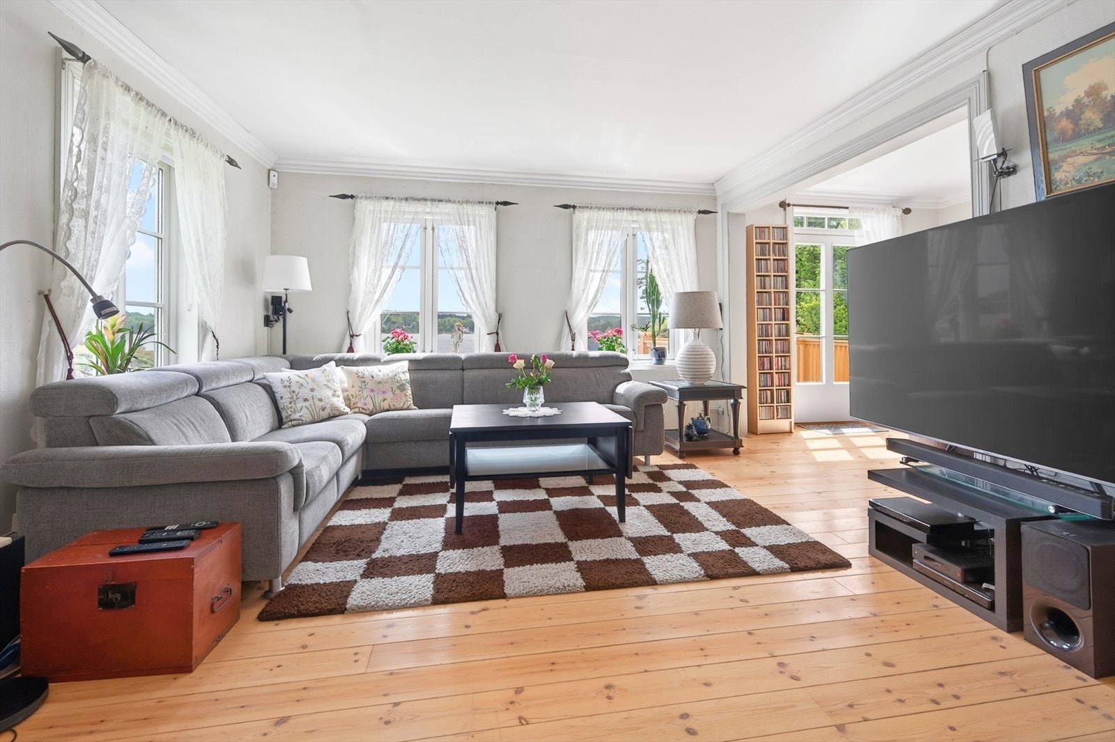 Stuen har plass til en romslig sofagruppe og har gjennomgående furugulv. Galleribilde