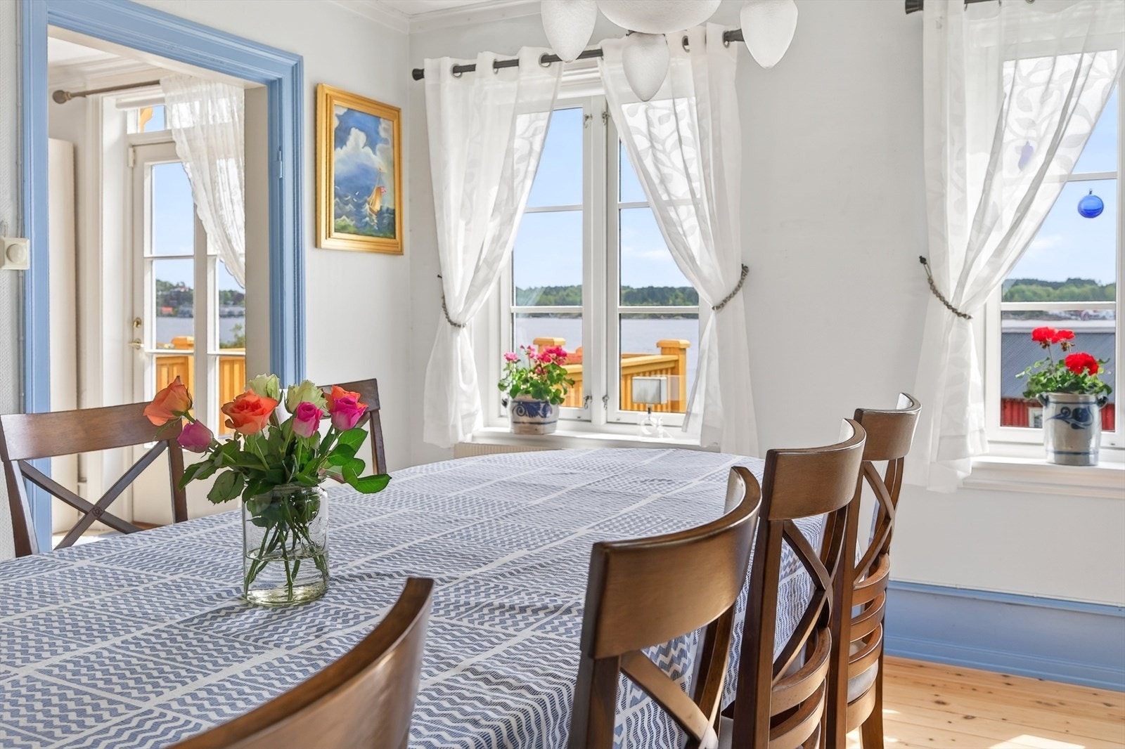 De store vindusflatene gir godt med dagslys og rammer inn utsikten. Galleribilde