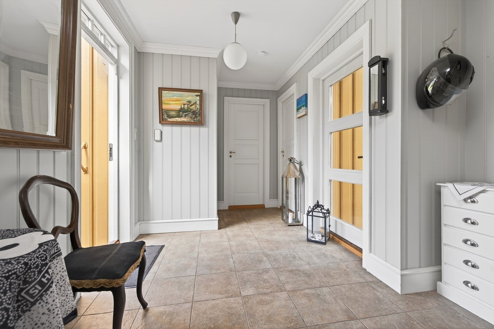 Entréen ønsker velkommen inn i våningshuset, som ble betydelig modernisert i 2004. Galleribilde