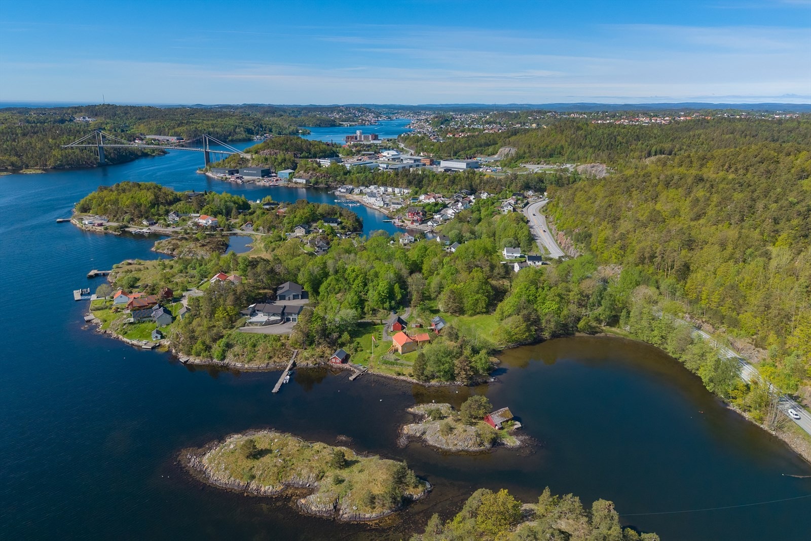 Fra eiendommen er det kort vei til Arendal sentrum og servicetilbud. Galleribilde