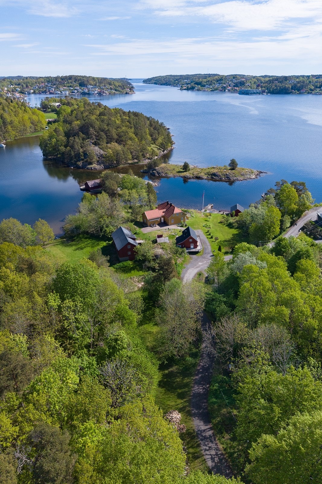 Eiendommen strekker seg over 121 mål og inkluderer skog, små jorder og bekkedaler. Galleribilde