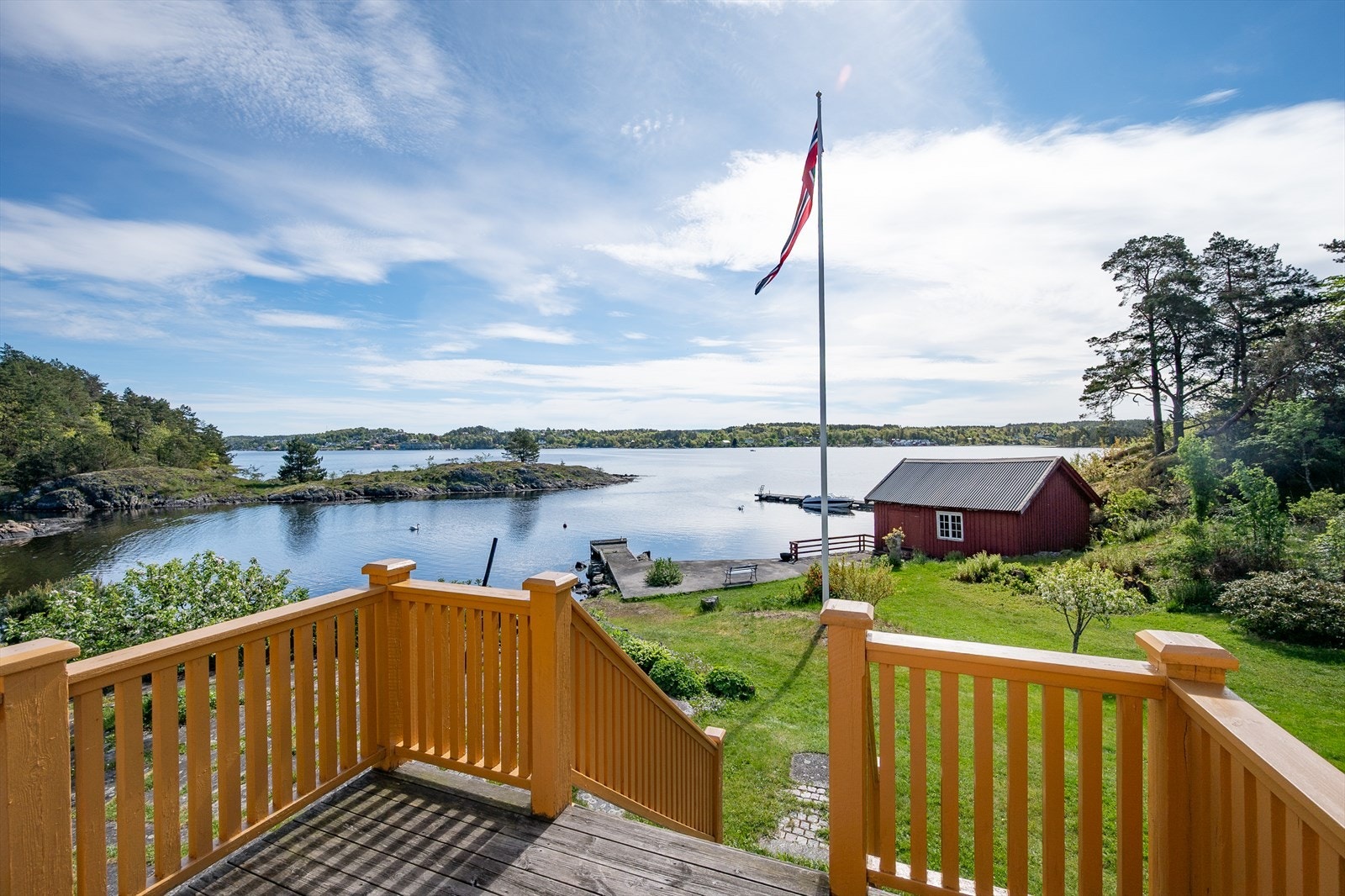 Verandaen ved stuen gir en fin uteplass med utsikt. Galleribilde