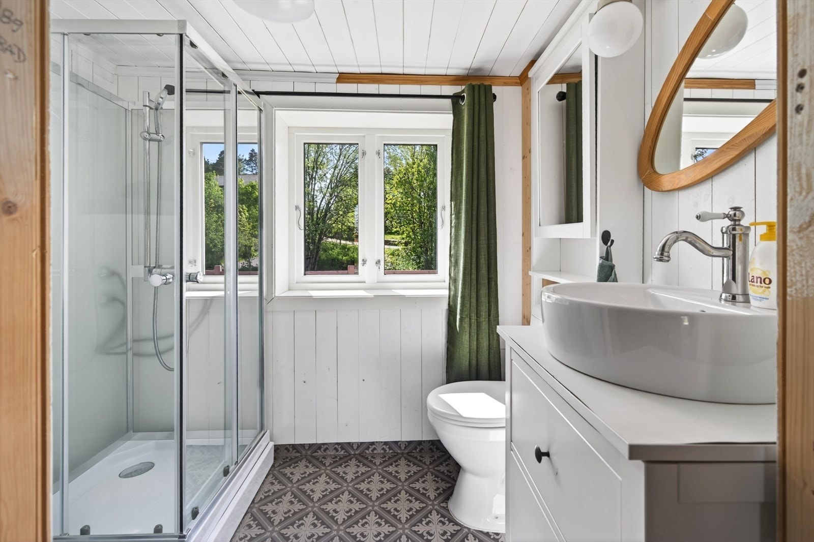 Badet i gjestehuset har dusjkabinett, servant og toalett. Galleribilde