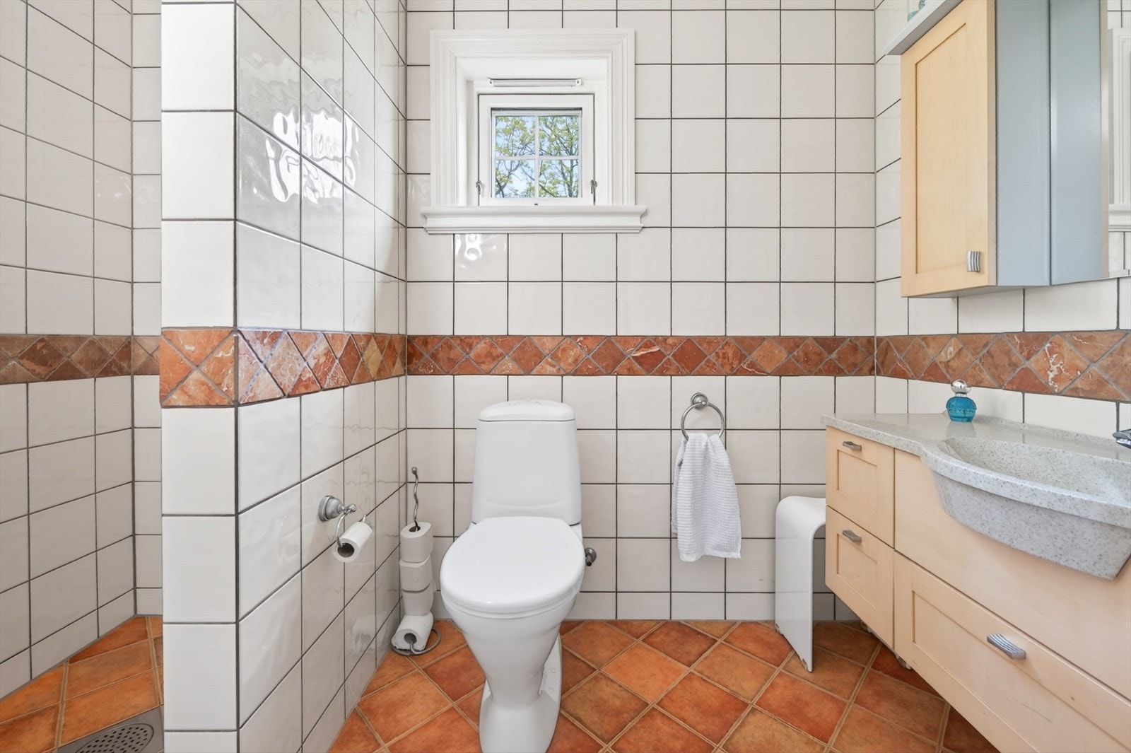 Badet i første etasje har flislagt gulv med elektriske varmekabler og dusjhjørne. Galleribilde