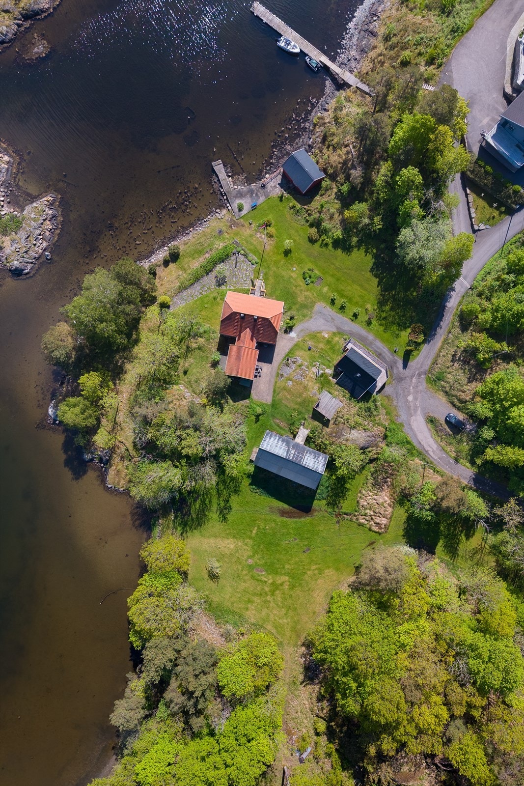 Oversiktsbilde som viser eiendommens plassering ved sjøen. Galleribilde