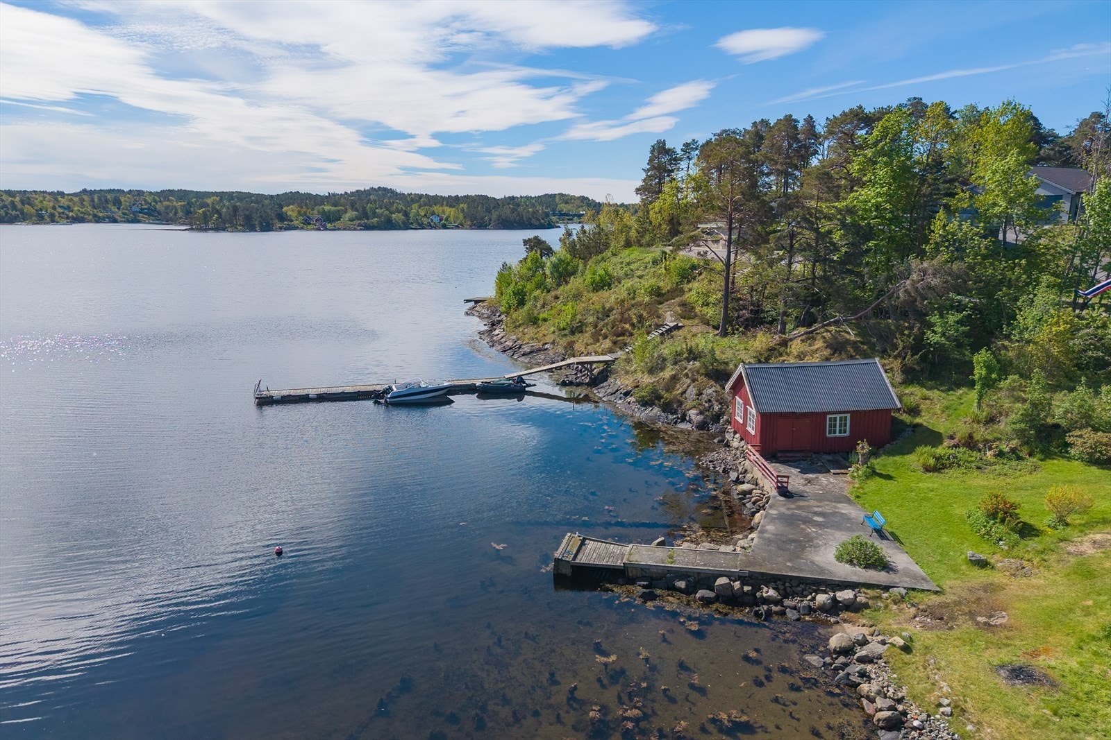 Eiendommen har lang strandlinje og eget bryggeanlegg som gir umiddelbar tilgang til sjøen. Galleribilde
