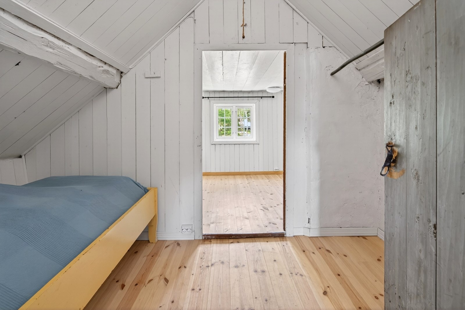 Loftet i gjestehuset er innredet med tre soverom. Galleribilde