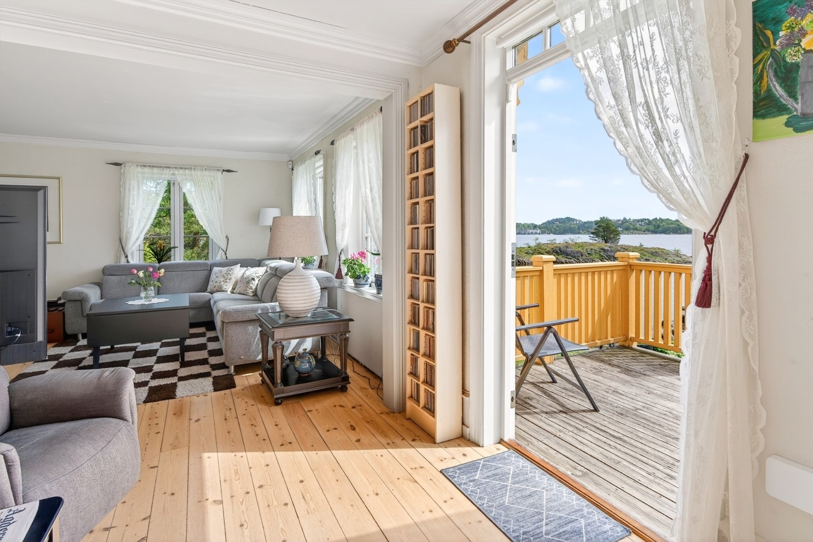 Fra stuen er det direkte utgang til veranda og hage Galleribilde
