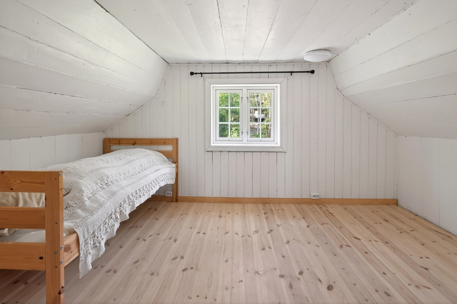 Rommene på loftet har panel på veggene og furugulv. Galleribilde