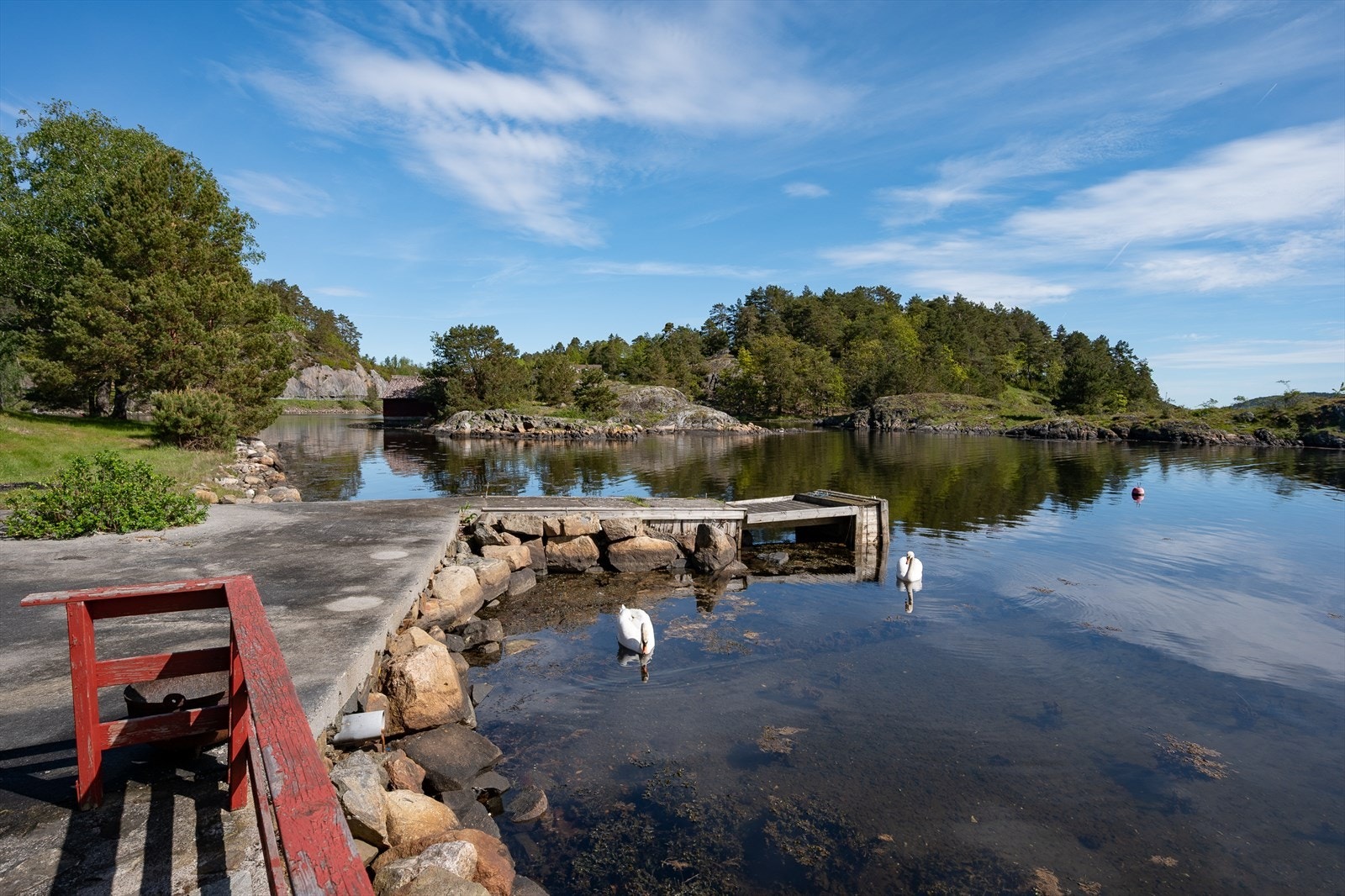 Her kan man nyte nærheten til vannet fra egen eiendom. Galleribilde