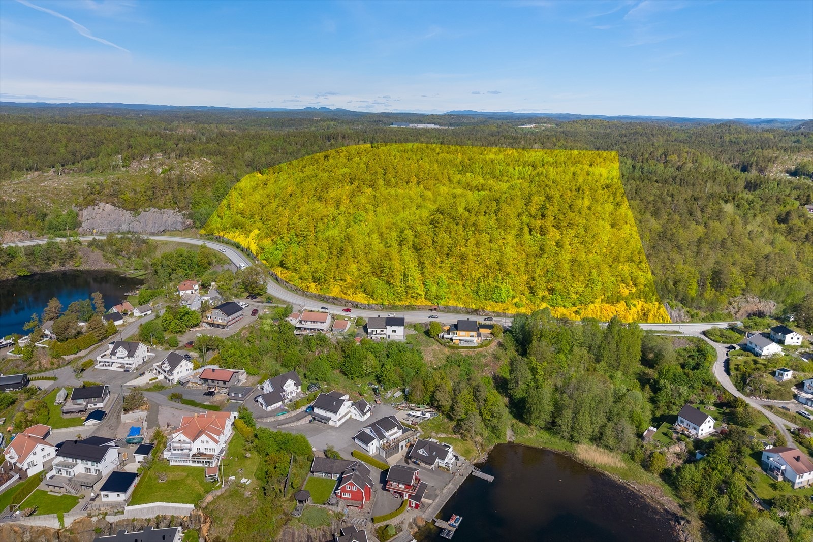 Store deler av den andre teigen på 88 mål befinner seg på andre siden av fylkesveien. Omtrentlig grenselinje. Galleribilde