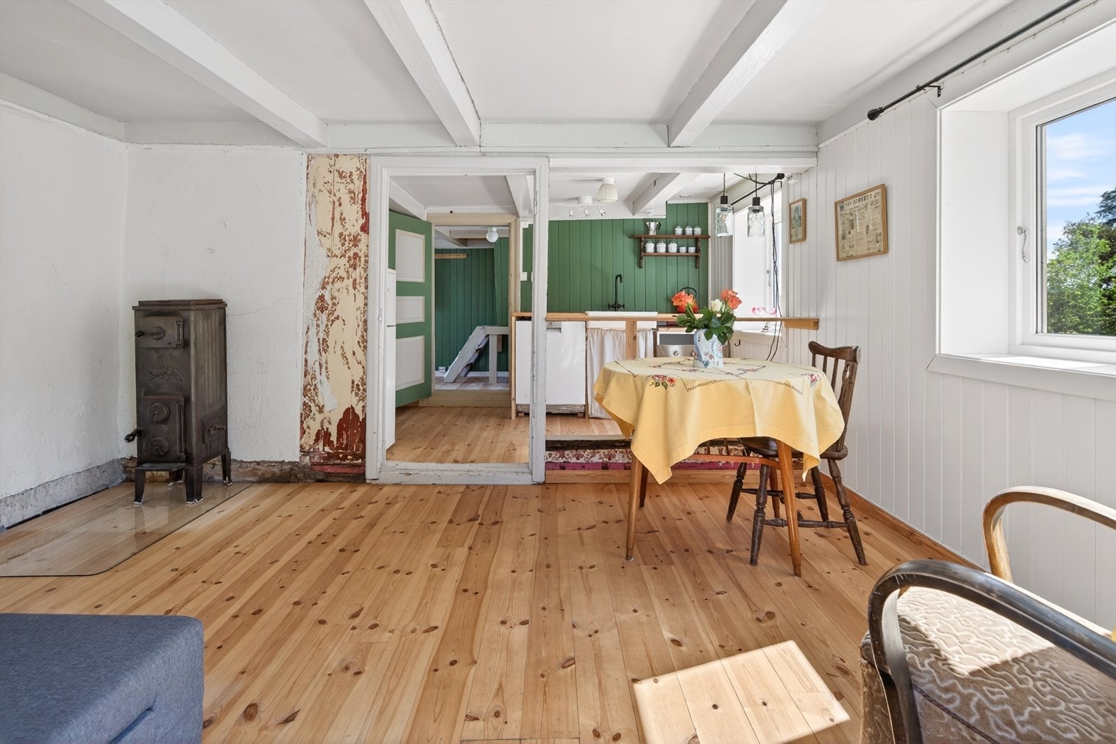Stuen i gjestehuset har en åpen løsning mot kjøkkenet. Galleribilde