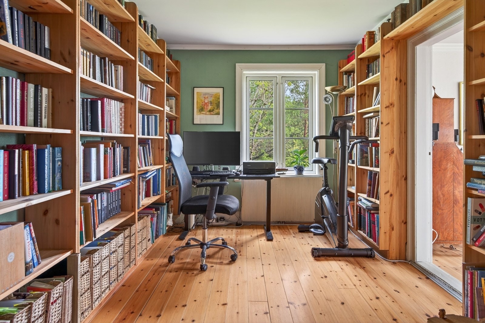 Et av rommene i første etasje er i dag innredet som kontor. Galleribilde