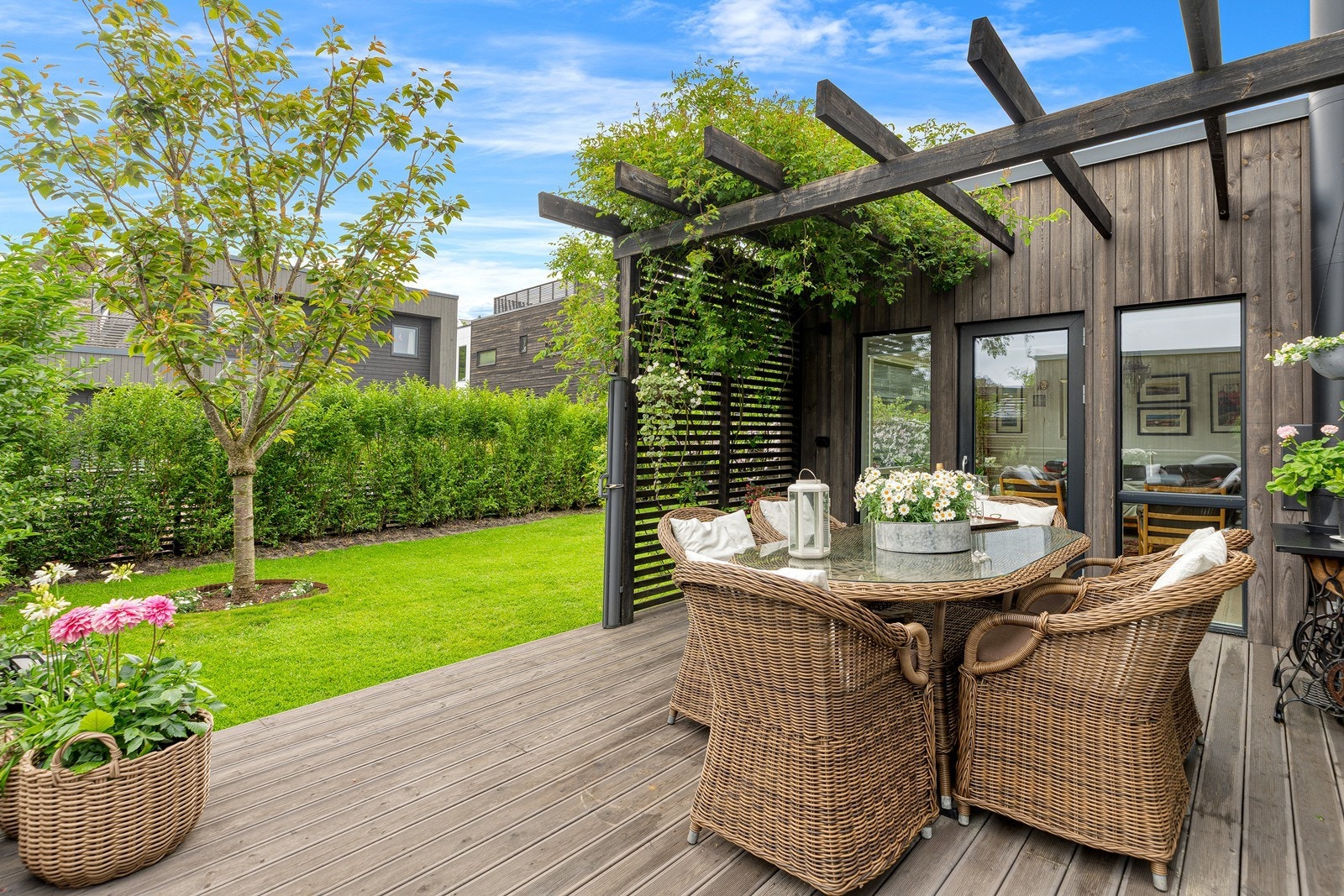 Terrasse hvor solen kommer inn på ettermiddag og kveld Galleribilde