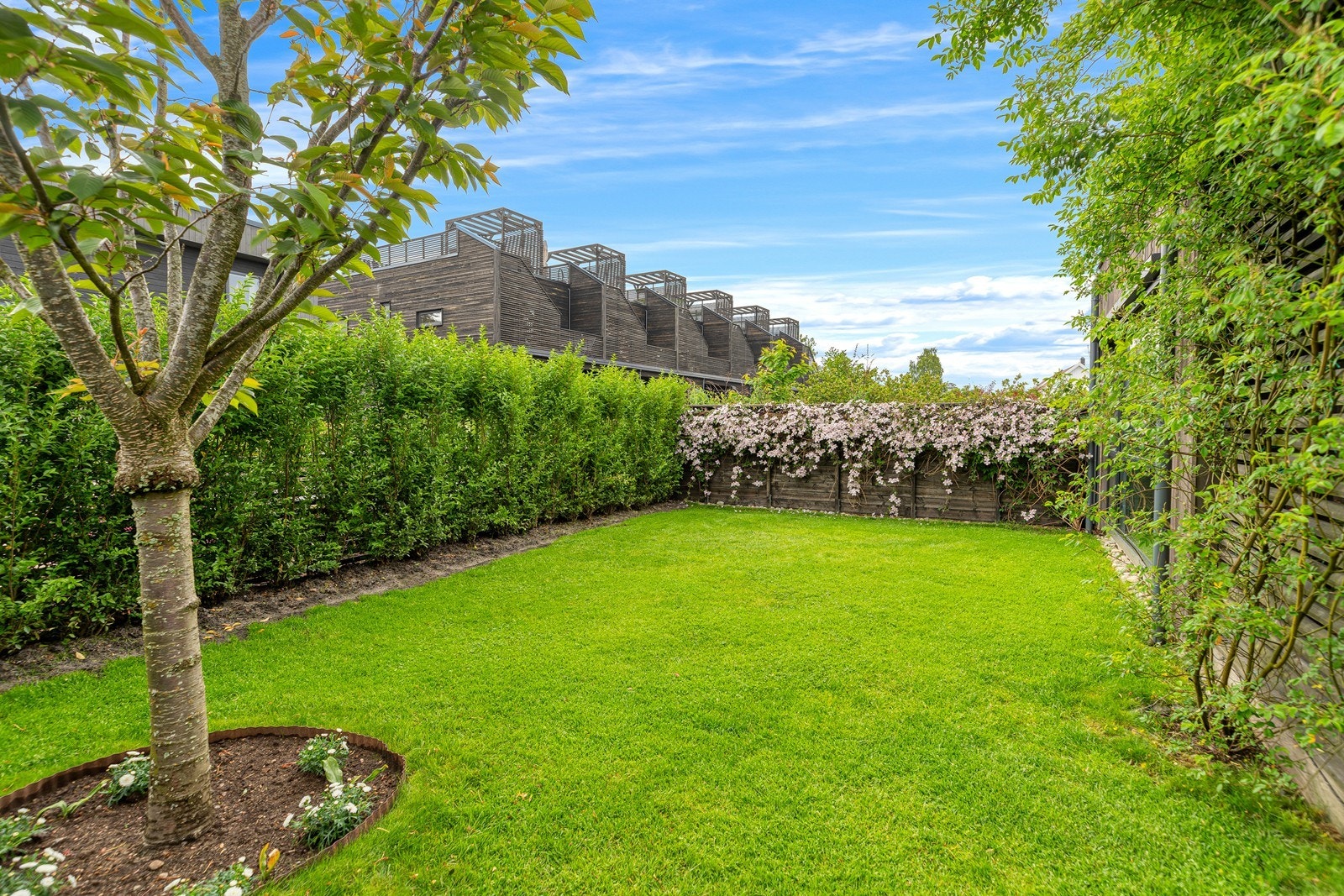 Nydelig hage med flott beplantning Galleribilde