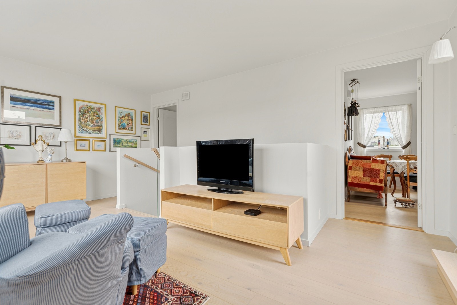 Plass til TV og et fin mulighet for familien til å dele seg opp når TV interessene er ulike Galleribilde