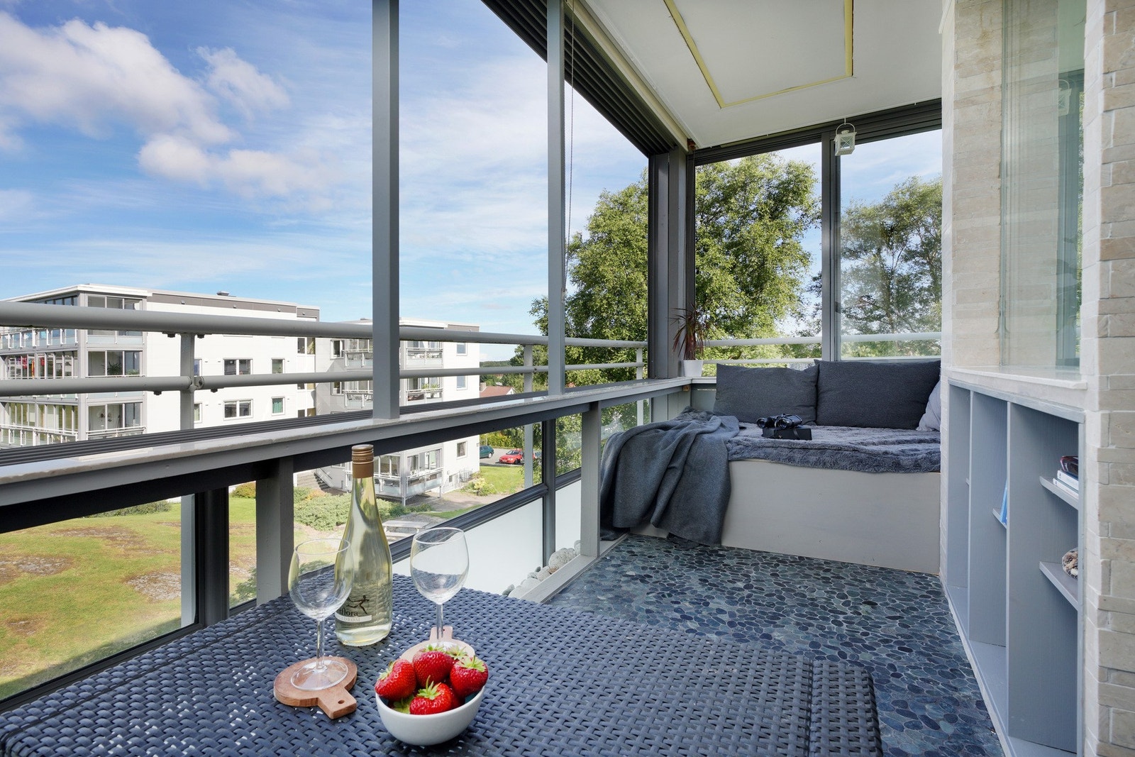 Innglasset balkong med trivelig stedbygget chilleplass. Galleribilde