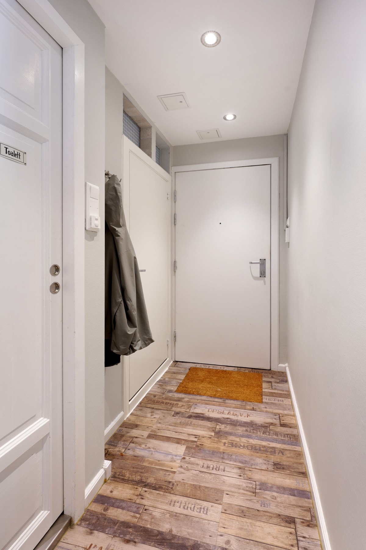 Gang med plass til å henge yttertøy. Galleribilde
