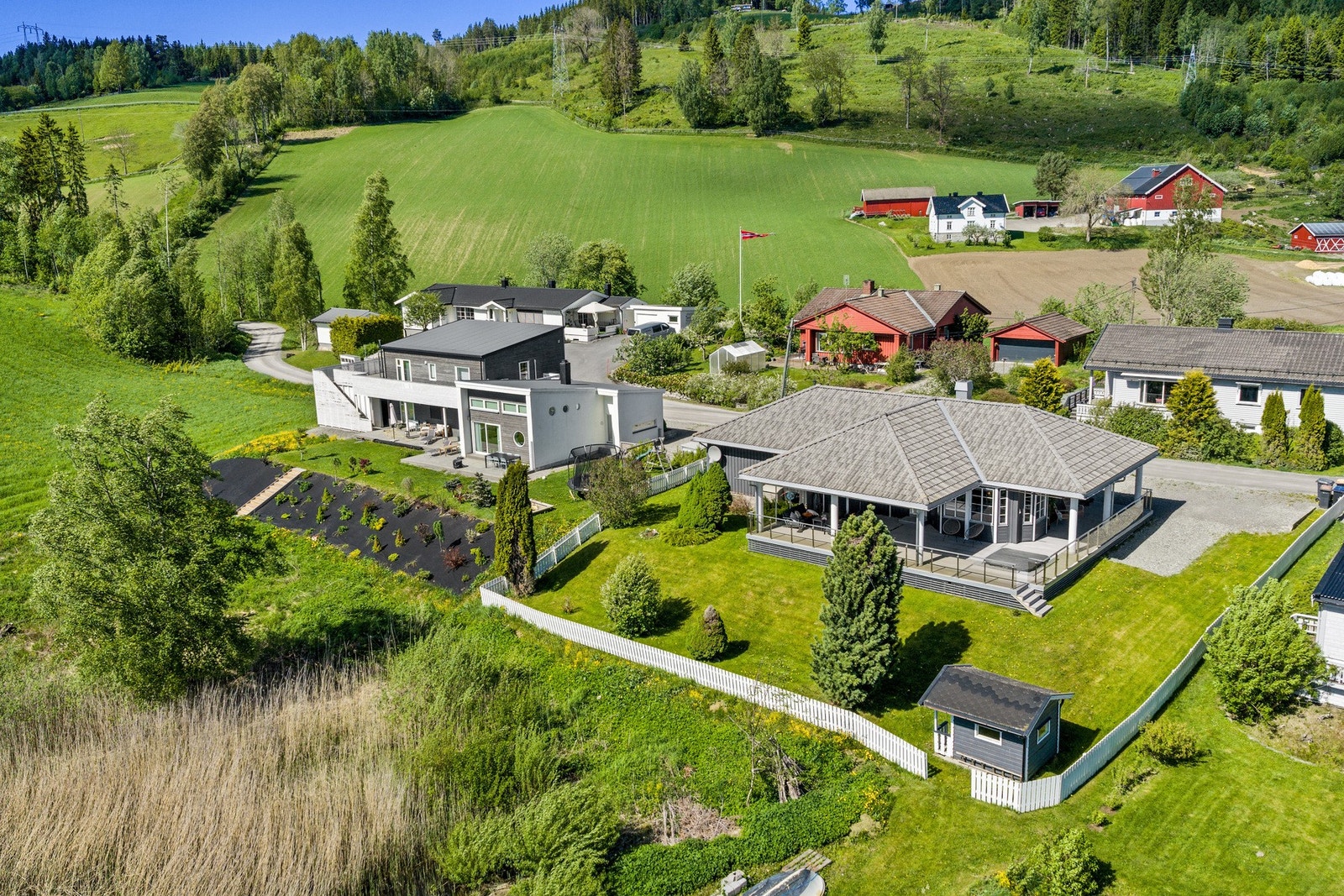 Eiendommen ligger svært gunstig til med kort avstand til både Moelv og Brumunddal, samt enkel tilgang til Hamar. Galleribilde
