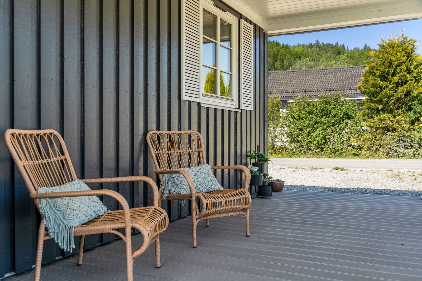 Med Terrasse rundt store deler av boligen kan du lage ulike soner for avslapping og hygge. Galleribilde
