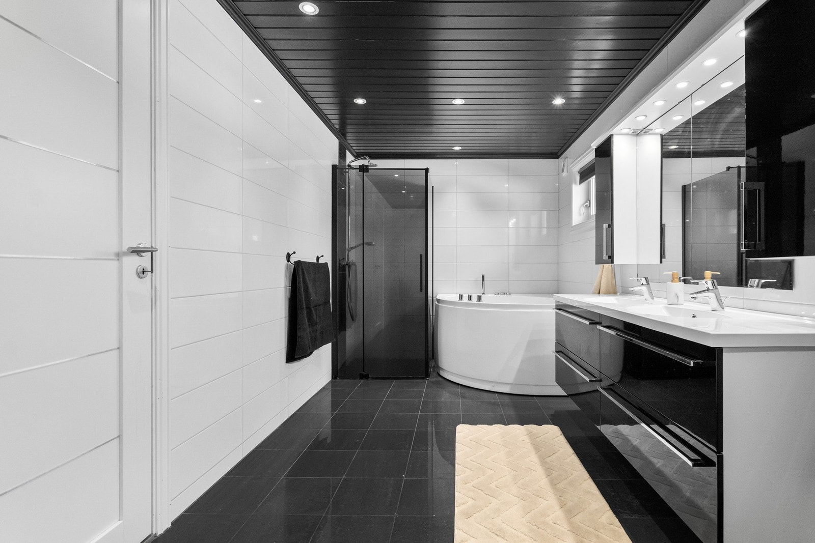 Badet på hovedplanet er delikat og stilig. Galleribilde