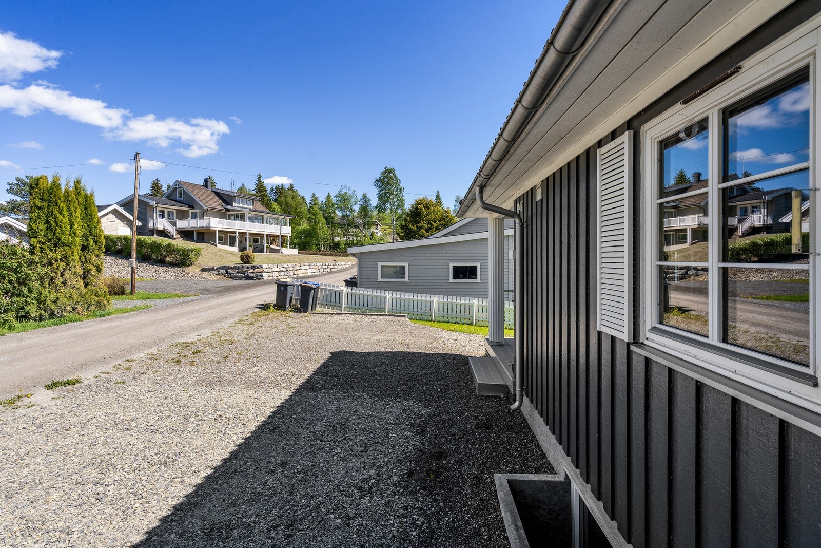 Det er etablert godt med parkeringsmuligheter på tomten i tillegg til garasje. Det er montert lader til elbil. Galleribilde
