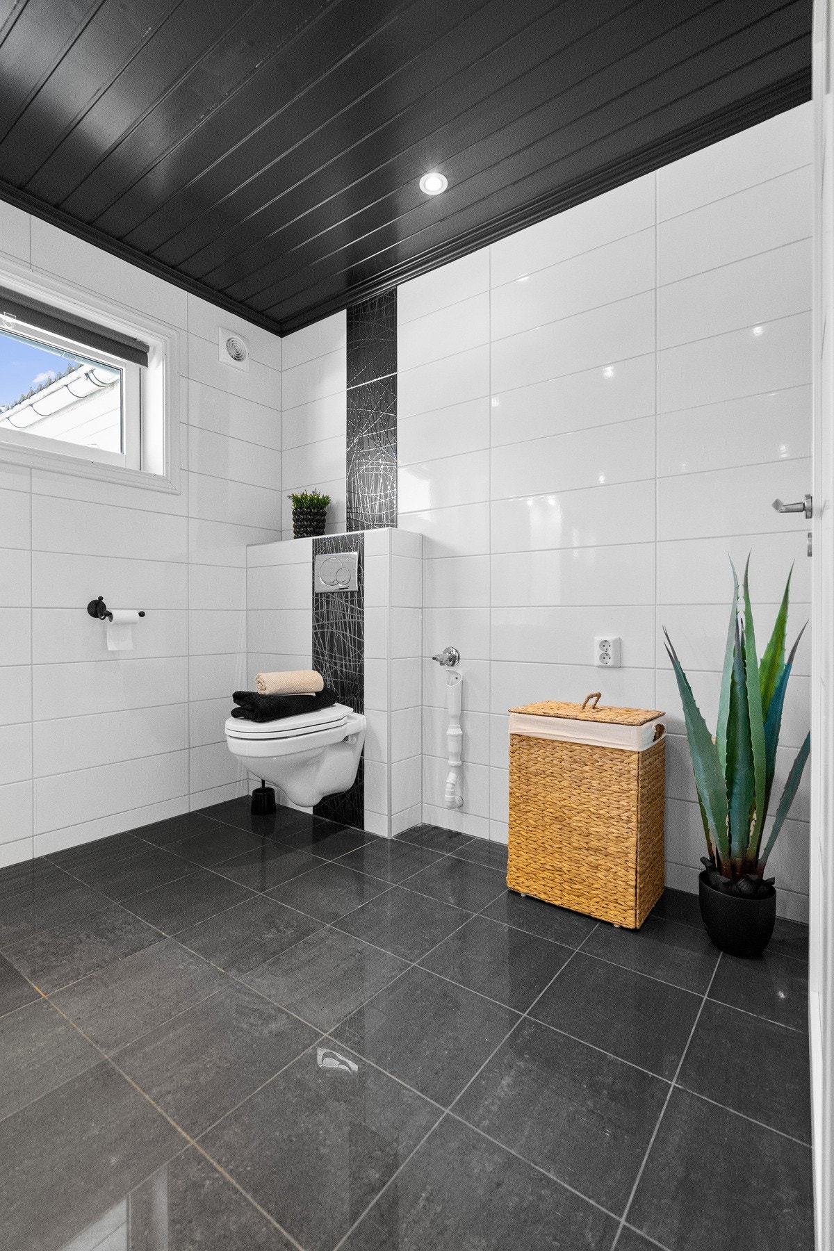 Det er også opplegg for vaskemaskin på badet på hovedplan. Galleribilde