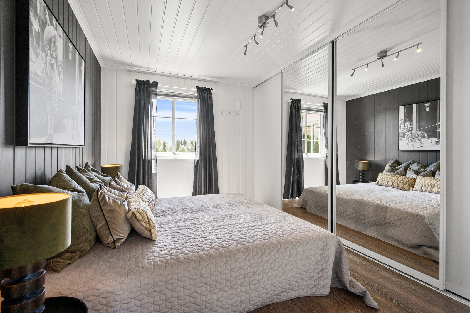 Hovedsoverommet har godt med garderobeplass. Galleribilde