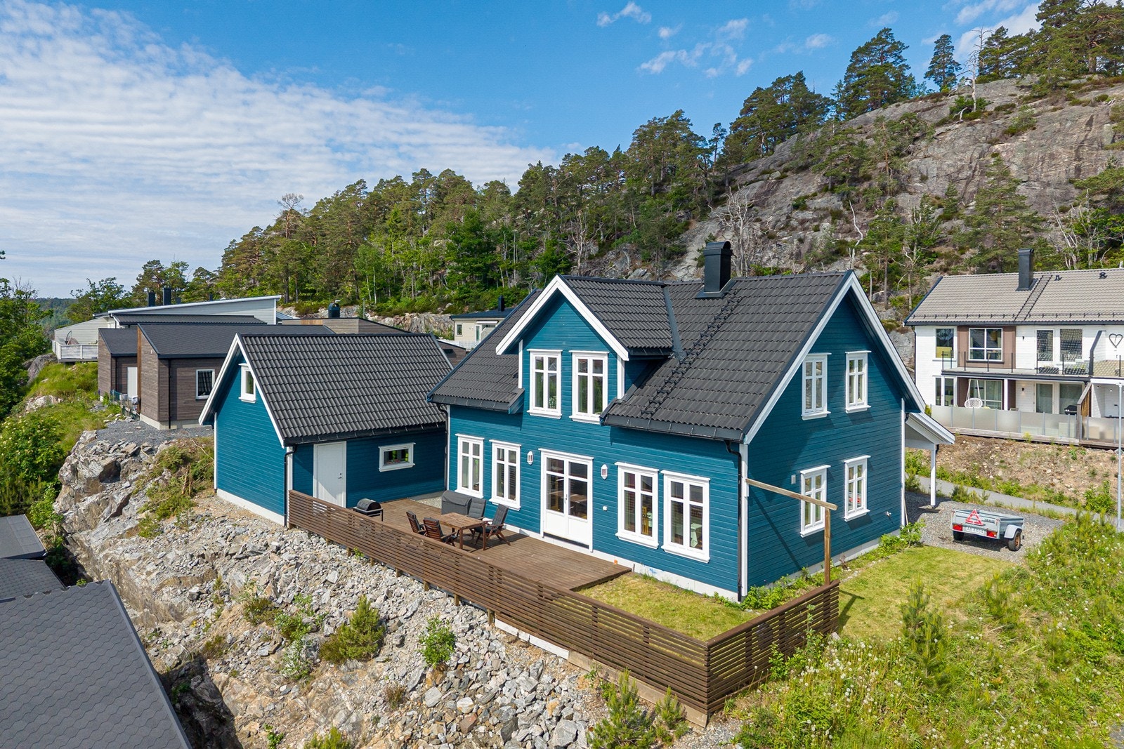 Eiendomsmegler Norge v/Martin Olsen har gleden av å presentere Sletteneplatået 14! En innholdsrik familiebolig over 2 plan med garasje med loft og usjenert uteplass! Galleribilde