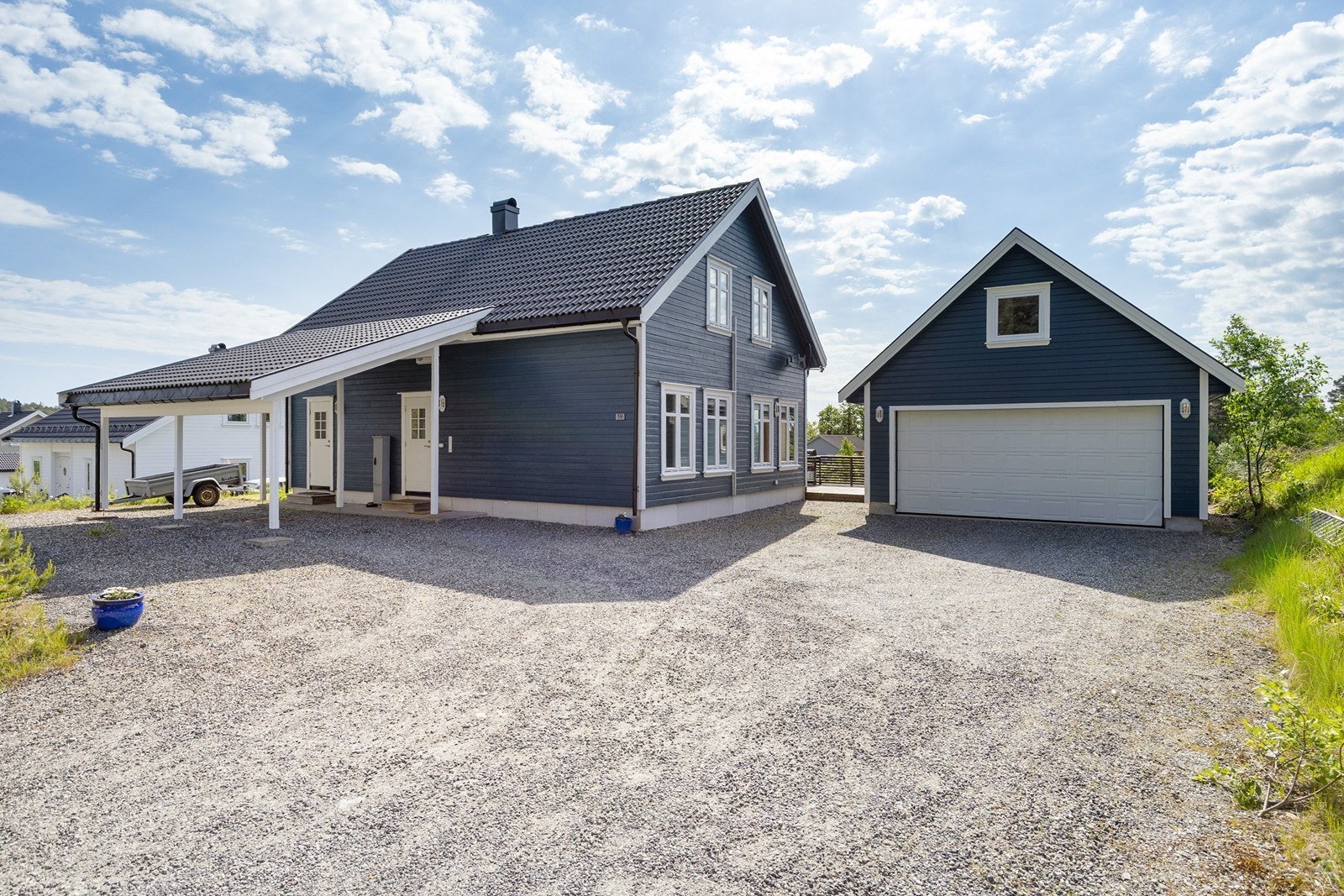 Stor gårdsplass med god plass til flere biler. Tomten er flat og lettstelt, eiendommen ligger i blindvei, perfekt for barnefamilier. Galleribilde