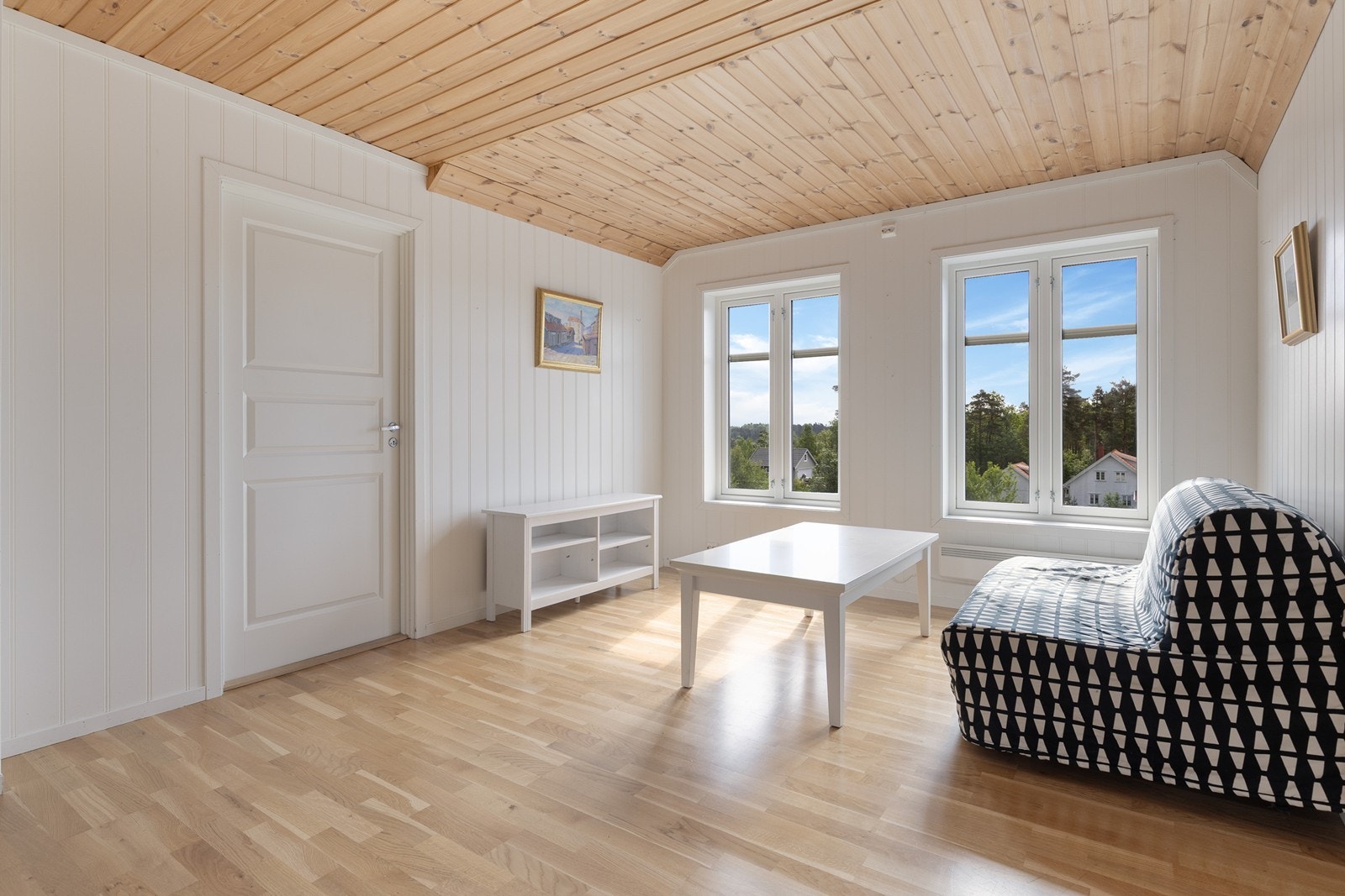 Romslig stue i 2. etasje med god plass til sofa og tv Galleribilde