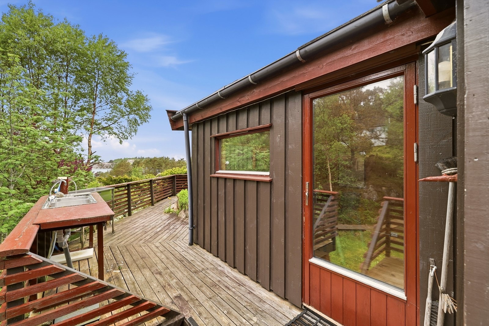 Fra spisestuen er det utgang til terrasse med praktisk sløyebenk. Galleribilde