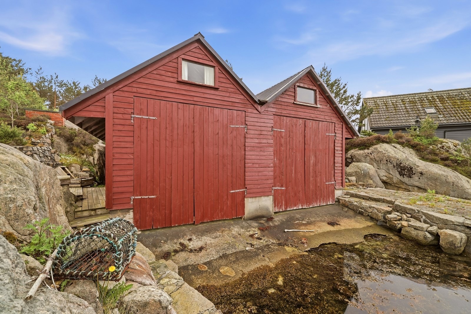 Det opplyses videre om at vellet er i gang med et arbeid for å seksjonere opp naustene slik at eier av hvert naust vil få rettsvern for eierskapet. Galleribilde