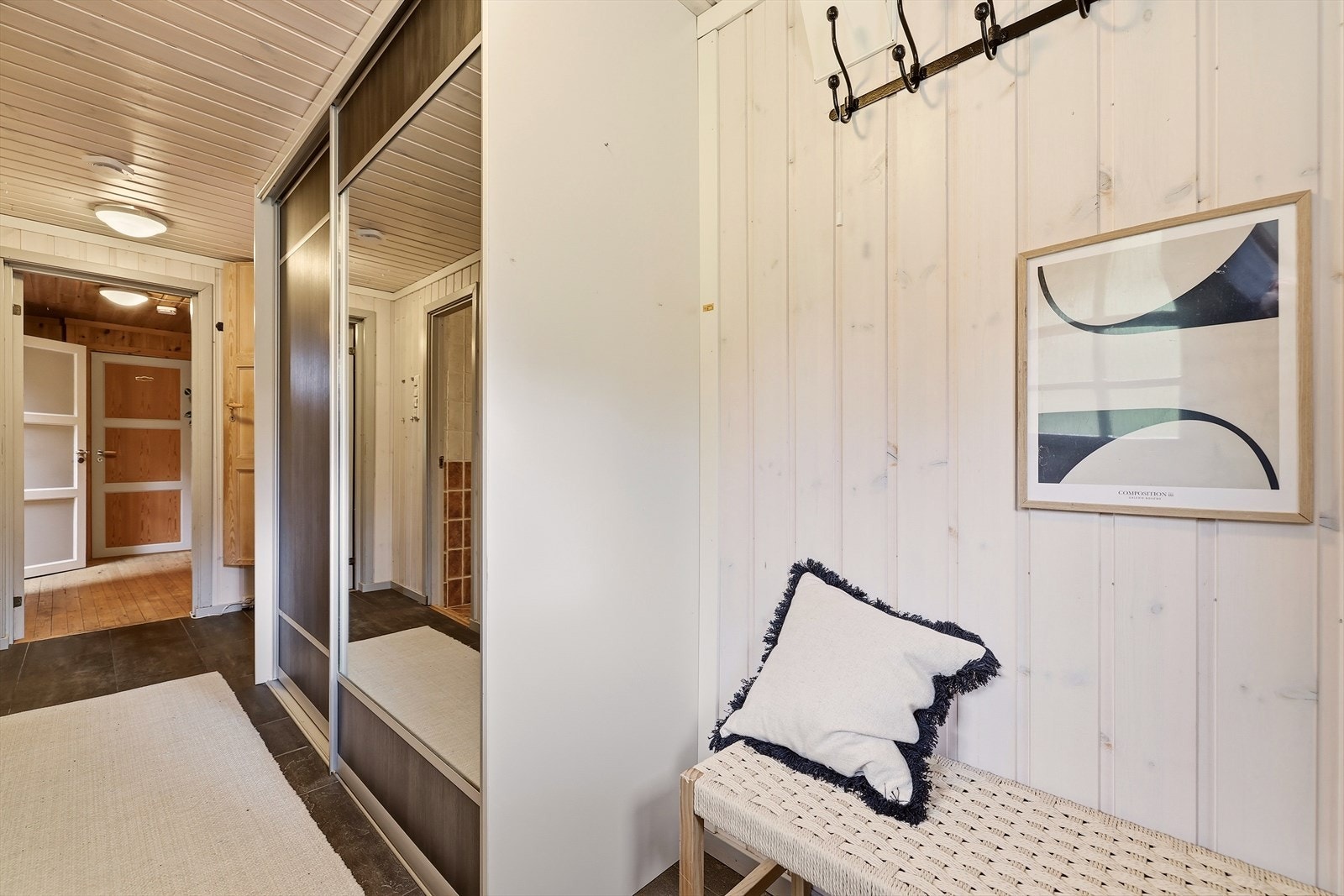 Gangen er stor og god, og byr på rikelig plass til oppbevaring av yttertøy. Galleribilde