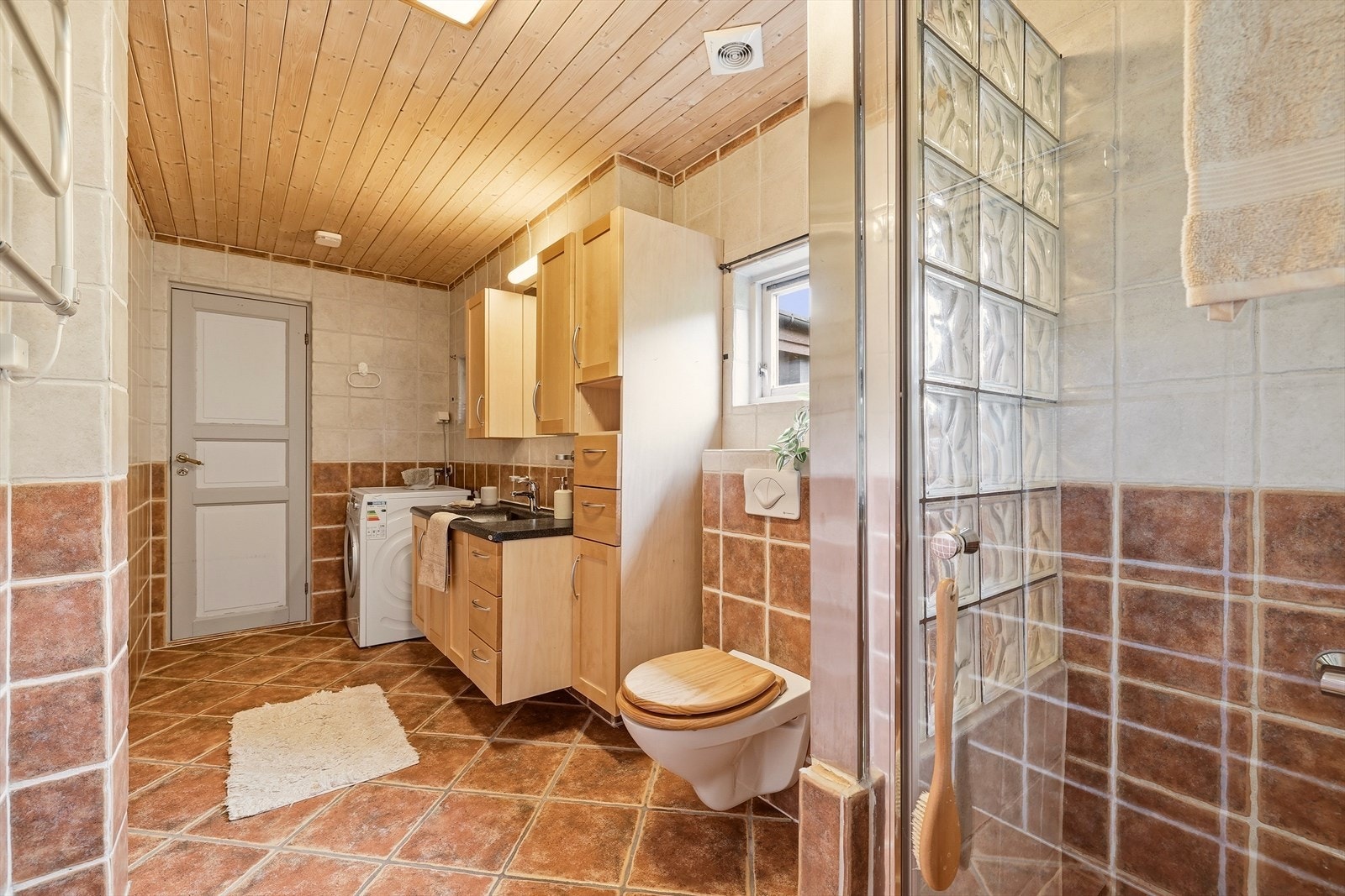 Badet er for øvrig innredet med baderomsmøbel med profilerte fronter, heldekkende servant og ett-greps blandebatteri, speil/skap med belysning, vegghengt toalett og dusjnisje med dusjgarnityr samt hånddusj. Galleribilde