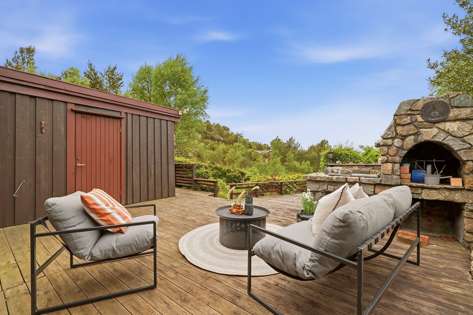 Eiendommen byr på fantastiske utearealer. Et prima sted å nyte varme sommerdager! Galleribilde